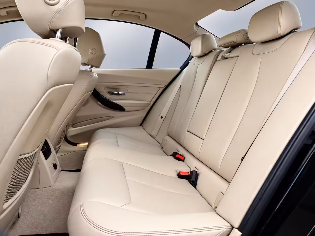 BMW 3-serie 335i | Clima | Cruise | Multimedia/Navi | Memory | Stoelverwarming | Leder | PDC + Camera