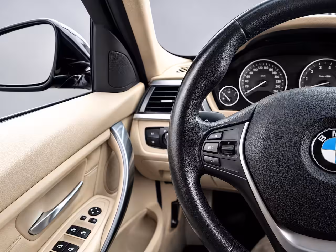 BMW 3-serie 335i | Clima | Cruise | Multimedia/Navi | Memory | Stoelverwarming | Leder | PDC + Camera