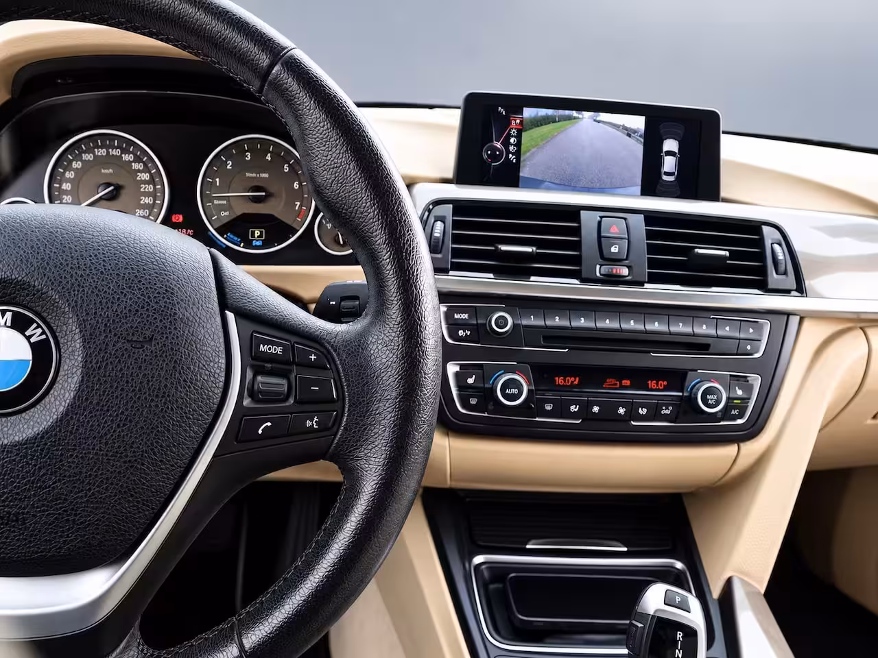 BMW 3-serie 335i | Clima | Cruise | Multimedia/Navi | Memory | Stoelverwarming | Leder | PDC + Camera
