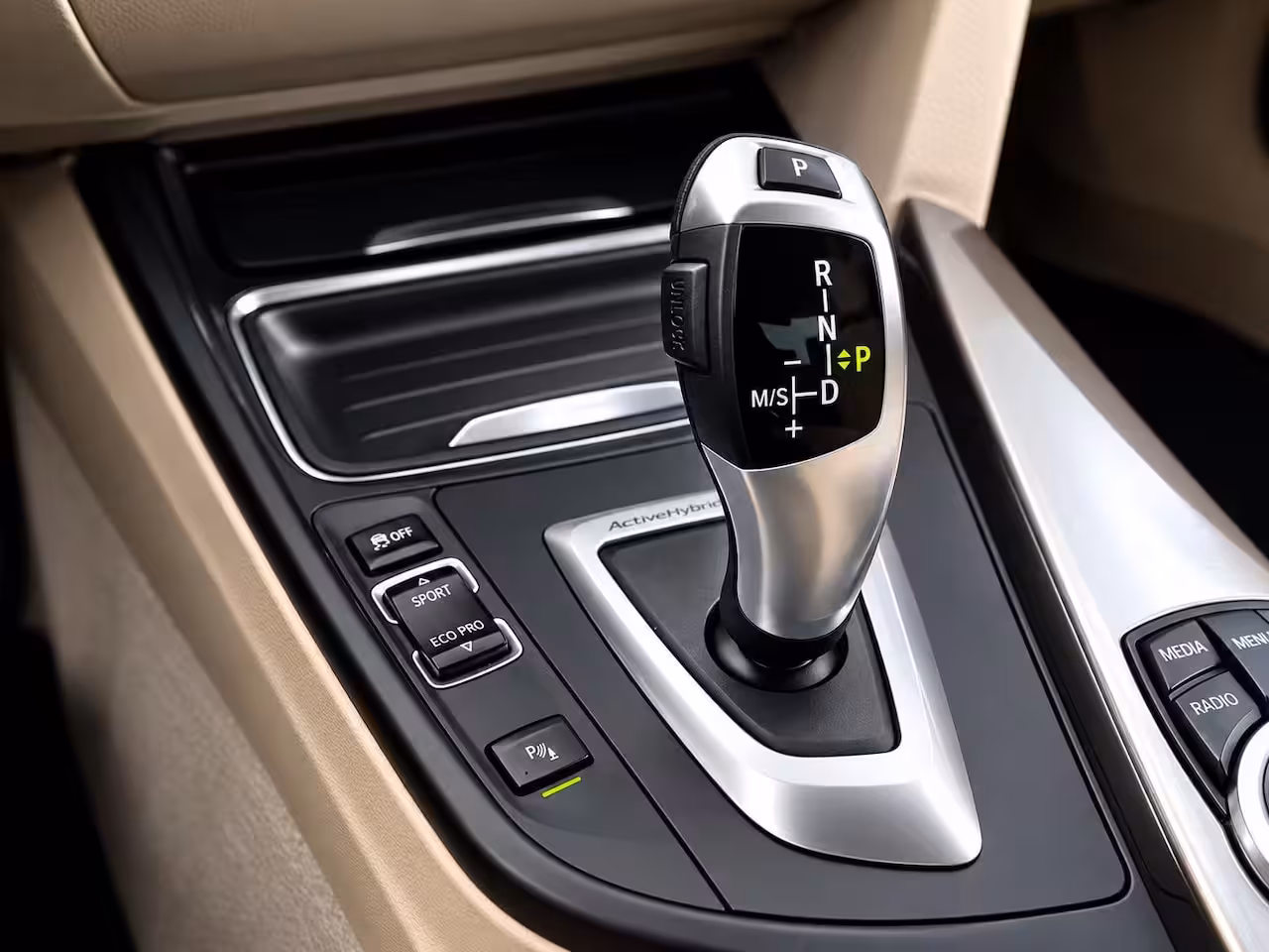 BMW 3-serie 335i | Clima | Cruise | Multimedia/Navi | Memory | Stoelverwarming | Leder | PDC + Camera