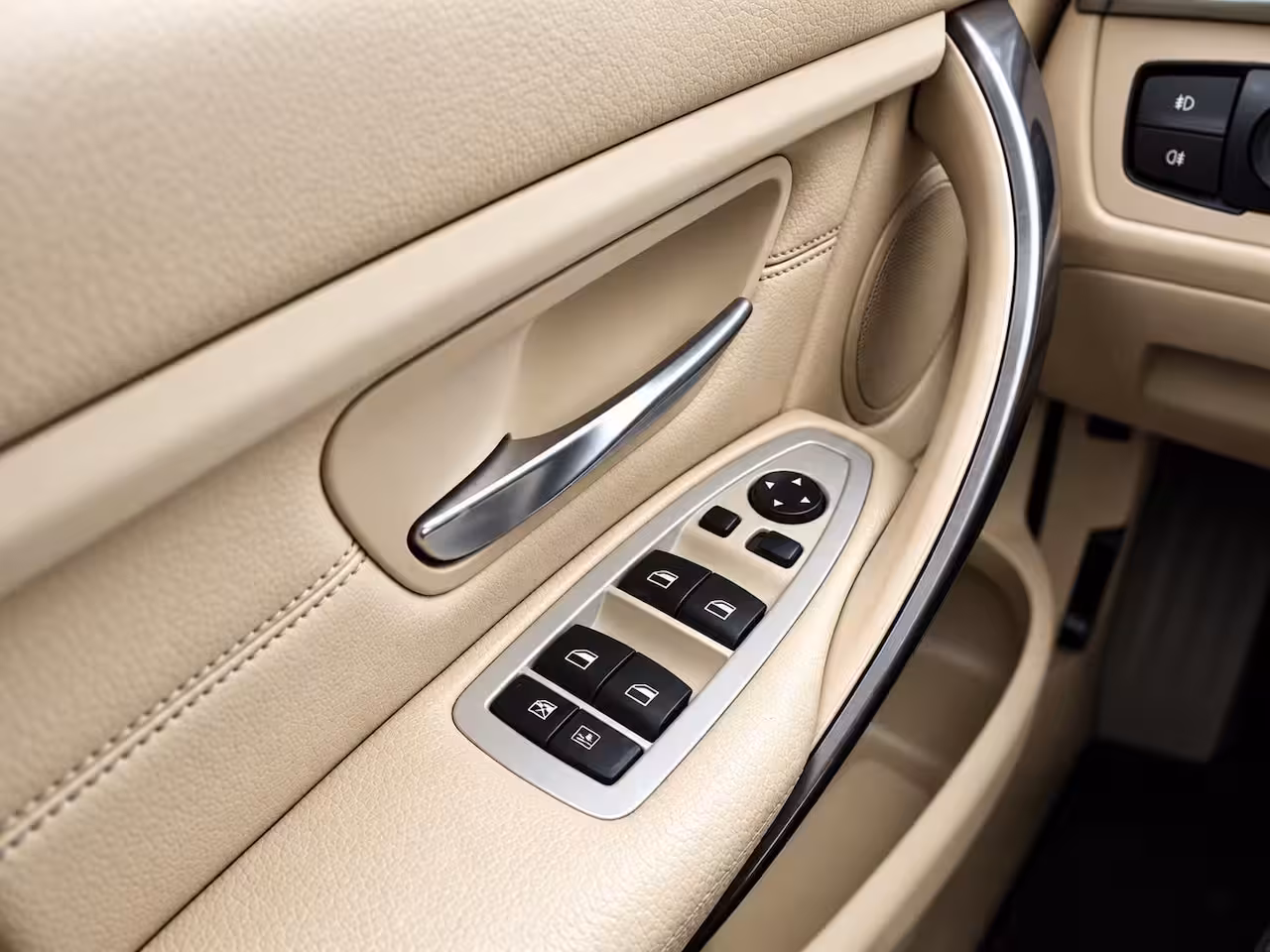 BMW 3-serie 335i | Clima | Cruise | Multimedia/Navi | Memory | Stoelverwarming | Leder | PDC + Camera