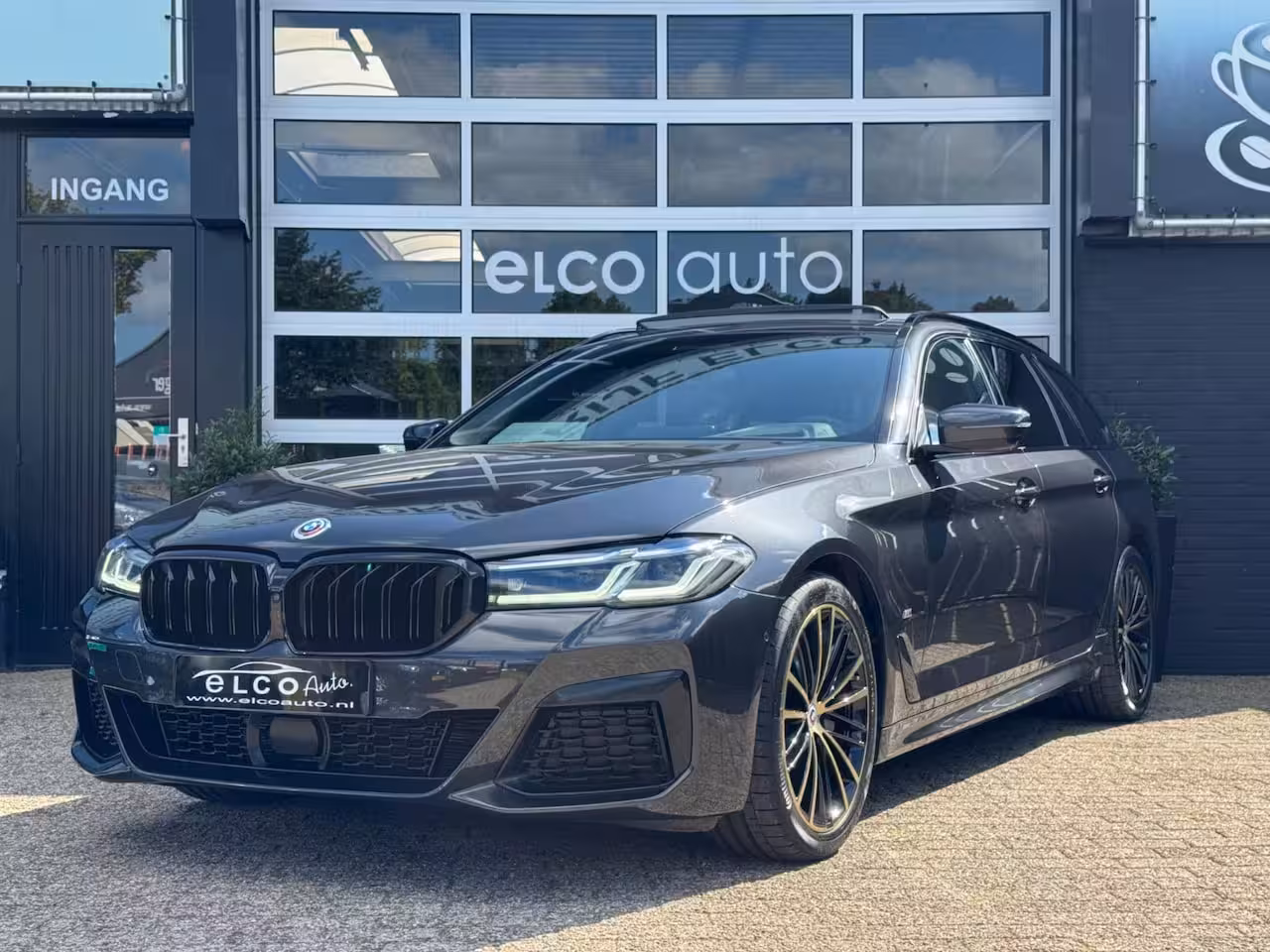 BMW 5-serie Touring 530i M-Sport / Pano / ACC / Luchtvering