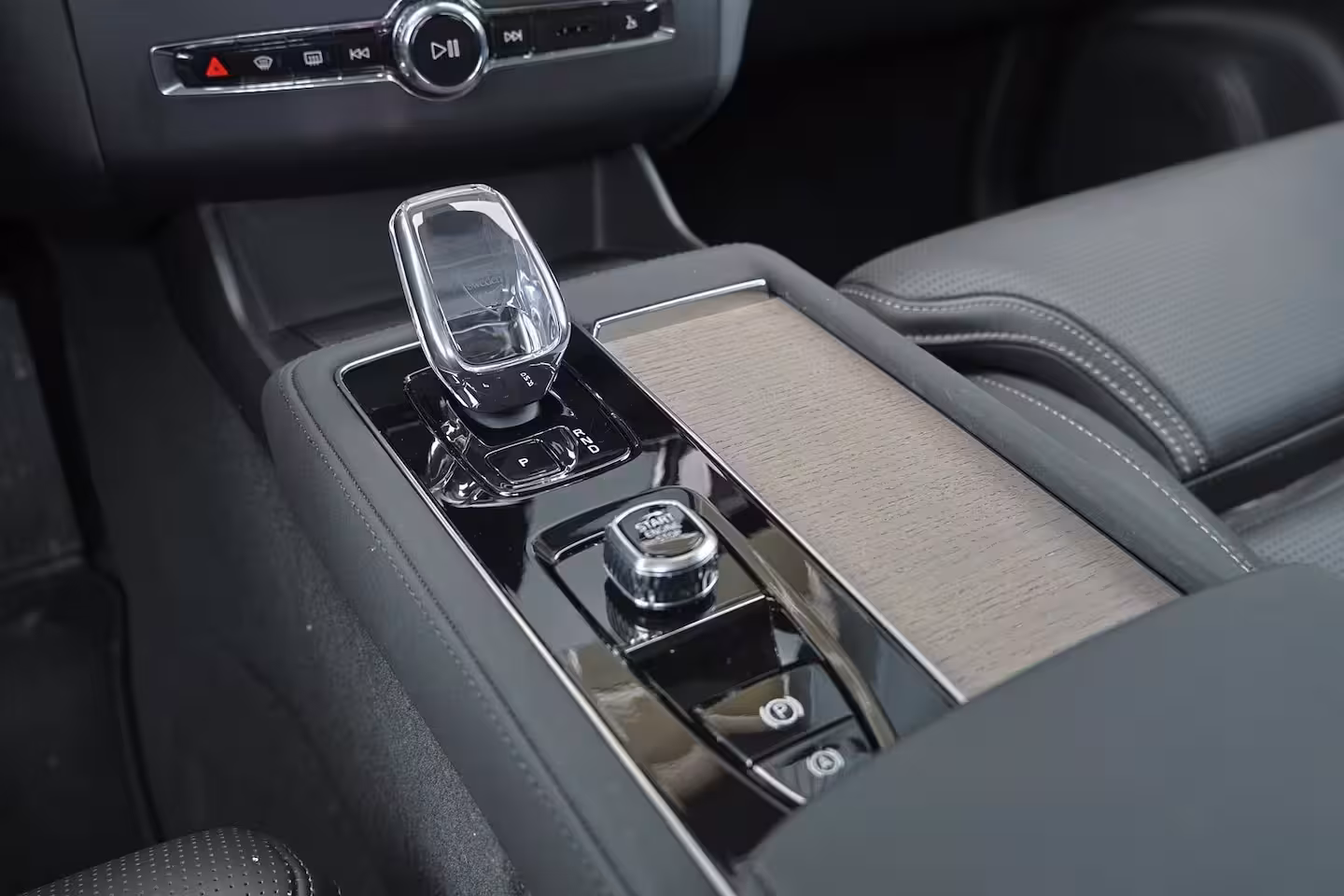 Volvo XC90 T8 Recharge AWD Plus Dark - IntelliSafe Assist & Surround - Panorama/schuifdak - Luchtveri