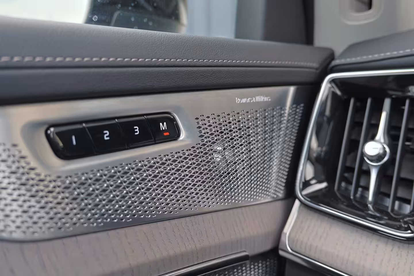 Volvo XC90 T8 Recharge AWD Plus Dark - IntelliSafe Assist & Surround - Panorama/schuifdak - Luchtveri