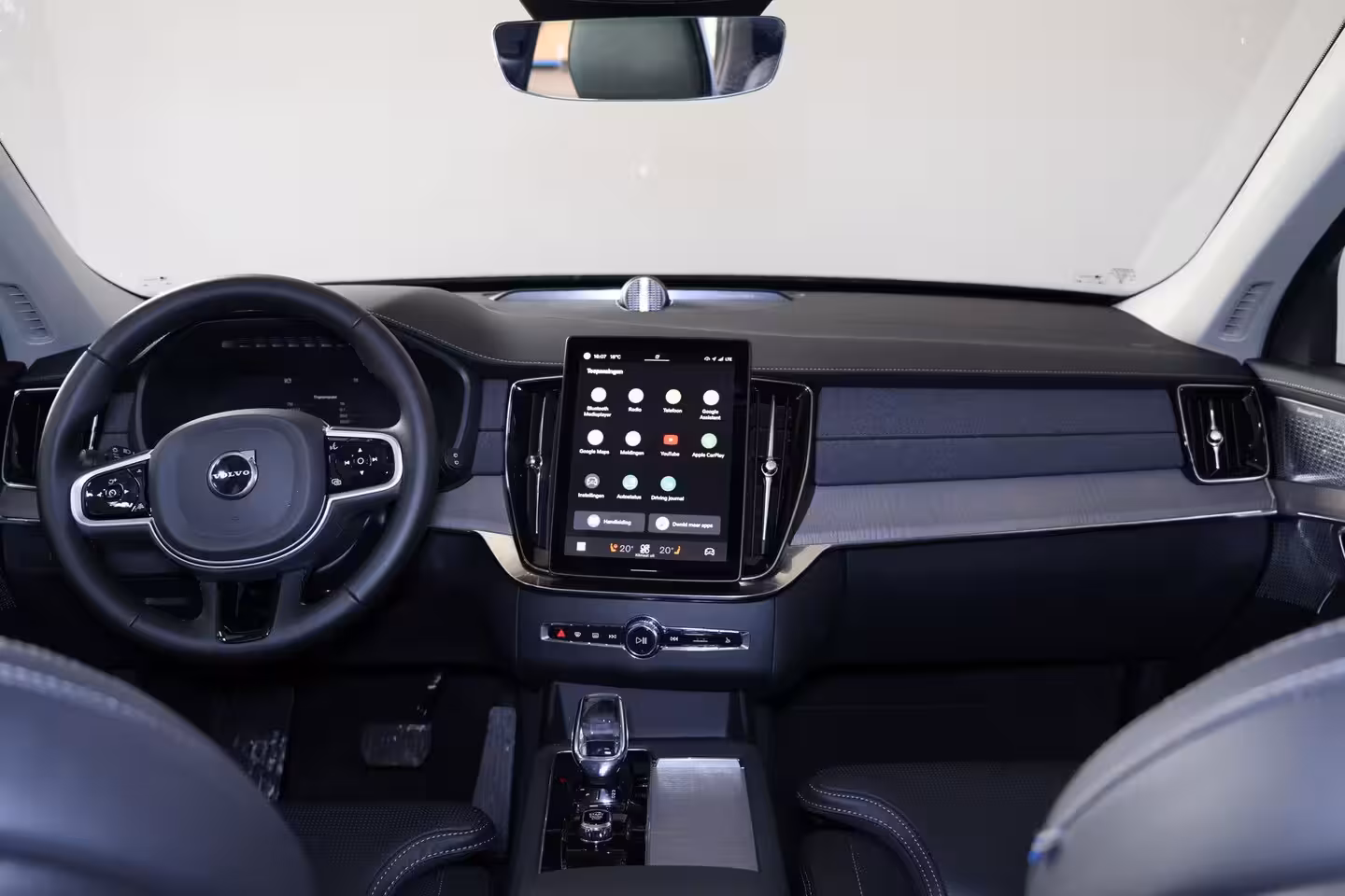 Volvo XC90 T8 Recharge AWD Plus Dark - IntelliSafe Assist & Surround - Panorama/schuifdak - Luchtveri