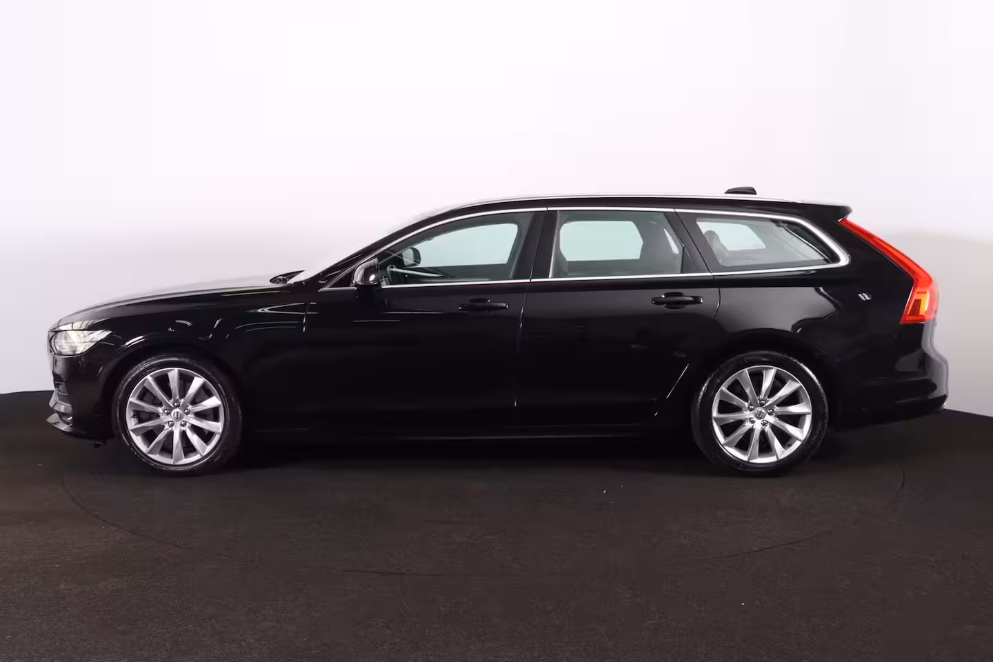 Volvo V90 2.0 T4 Momentum - IntelliSafe Assist & Surround - Adaptieve LED koplampen - Parkeercamera
