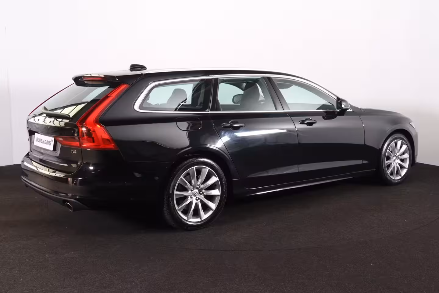 Volvo V90 2.0 T4 Momentum - IntelliSafe Assist & Surround - Adaptieve LED koplampen - Parkeercamera