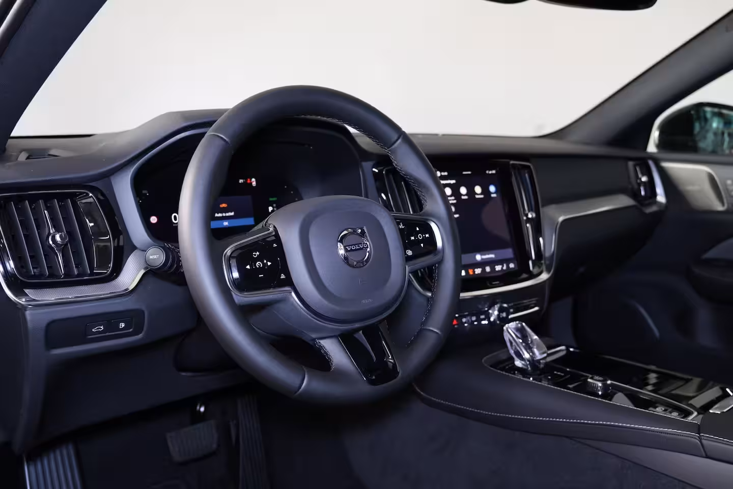 Volvo V60 T6 Recharge AWD Plus Dark - Panorama/schuifdak - IntelliSafe Assist & Surround - 360º Came