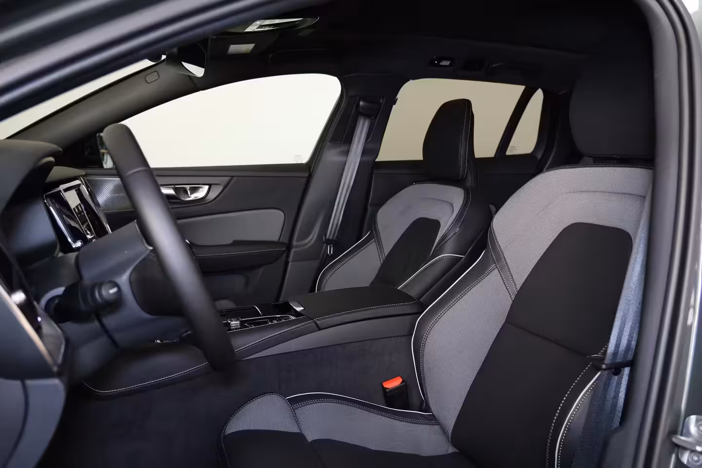 Volvo V60 T6 Recharge AWD Plus Dark - Panorama/schuifdak - IntelliSafe Assist & Surround - 360º Came