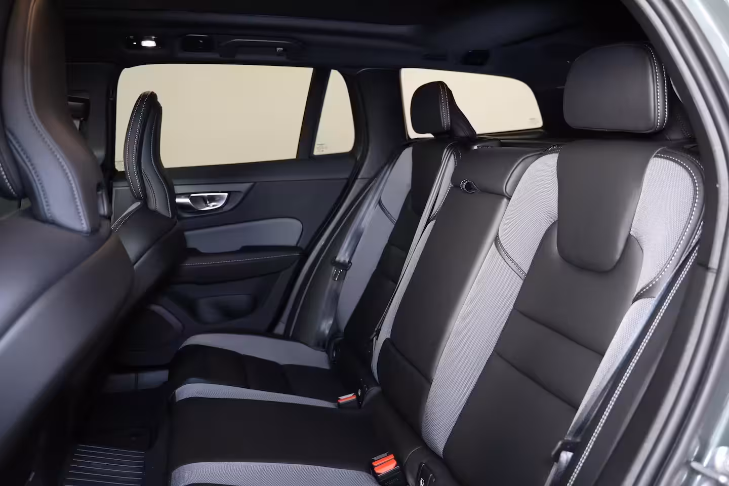 Volvo V60 T6 Recharge AWD Plus Dark - Panorama/schuifdak - IntelliSafe Assist & Surround - 360º Came