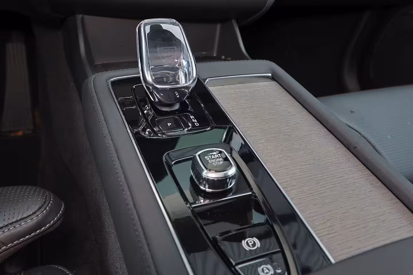 Volvo XC90 T8 Recharge AWD Ultra Dark - Luchtvering - Panorama/schuifdak - IntelliSafe Assist & Surro