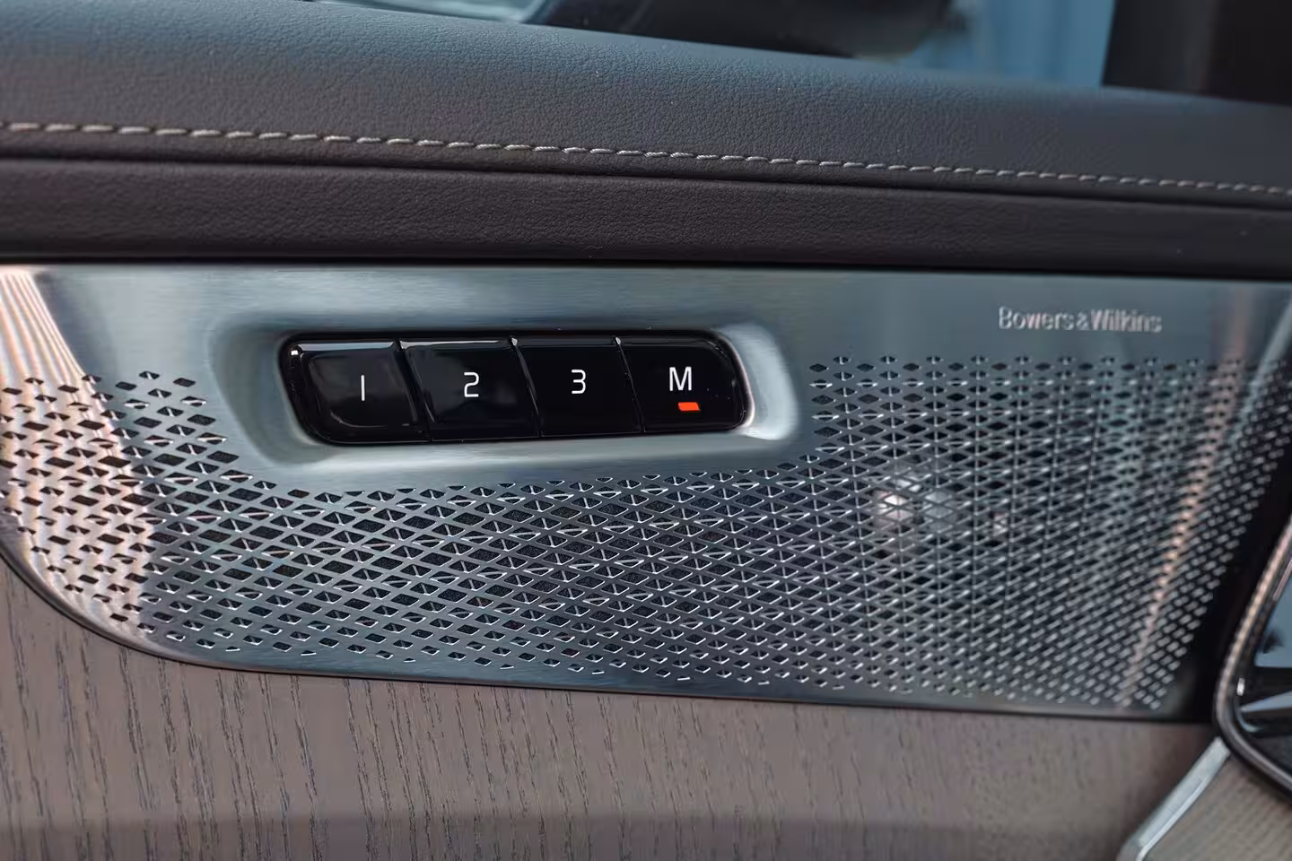 Volvo XC90 T8 Recharge AWD Ultra Dark - Luchtvering - Panorama/schuifdak - IntelliSafe Assist & Surro