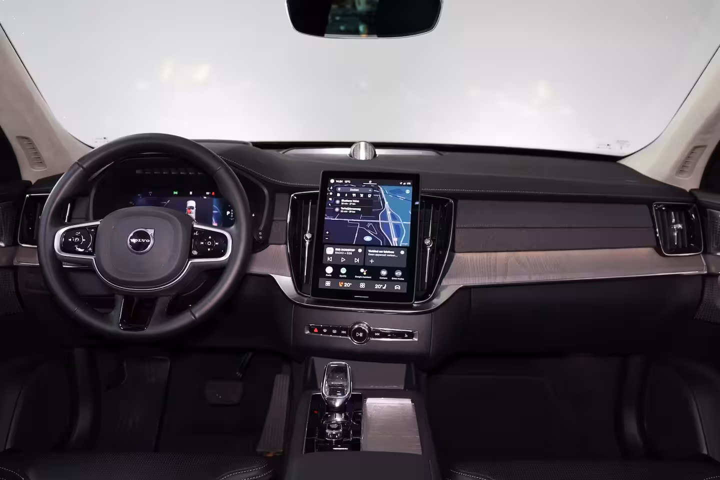 Volvo XC90 T8 Recharge AWD Ultra Dark - Luchtvering - Panorama/schuifdak - IntelliSafe Assist & Surro