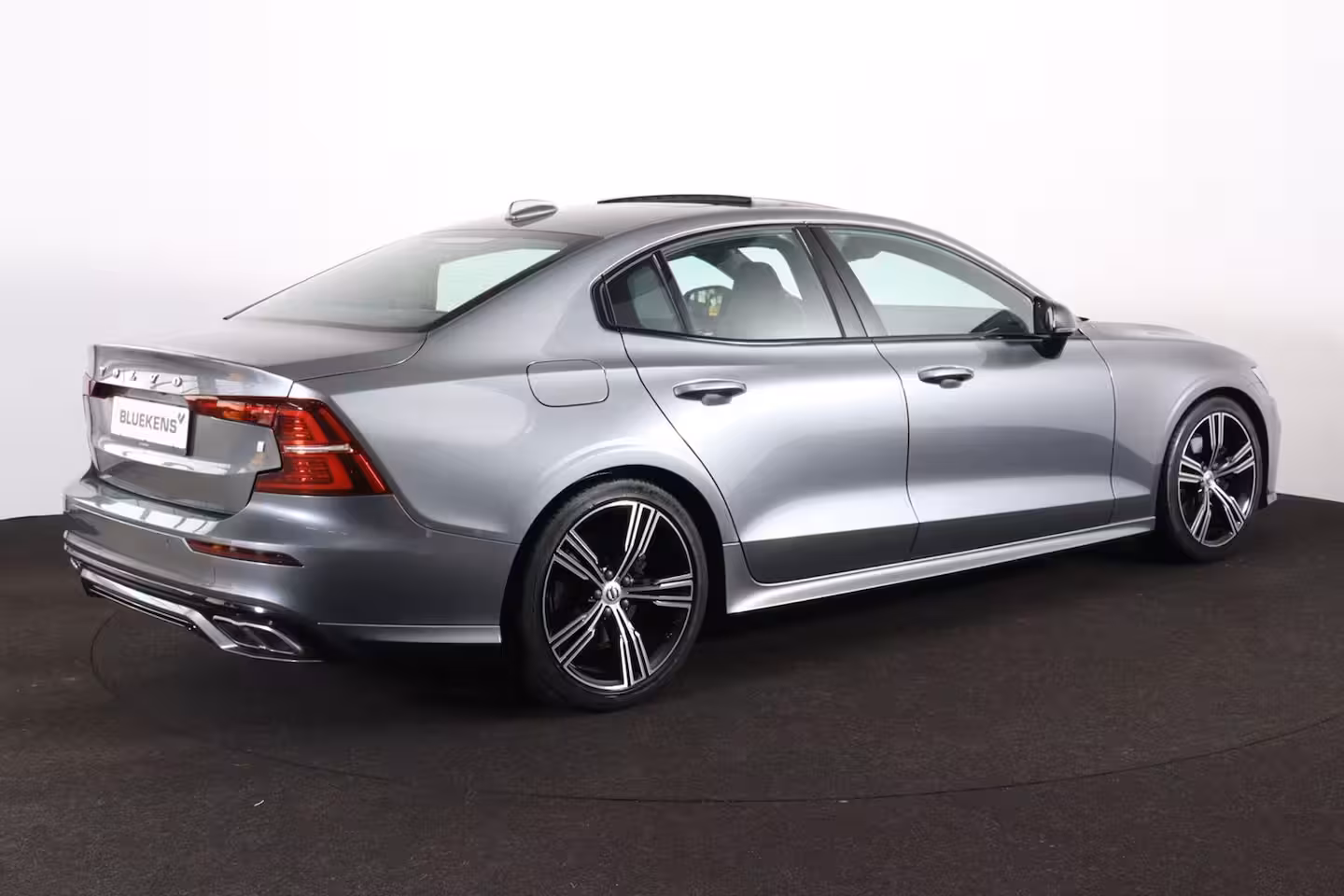Volvo S60 T4 R-Design - Panorama/schuifdak - Parkeercamera achter - Verwarmde voorstoelen & achterba