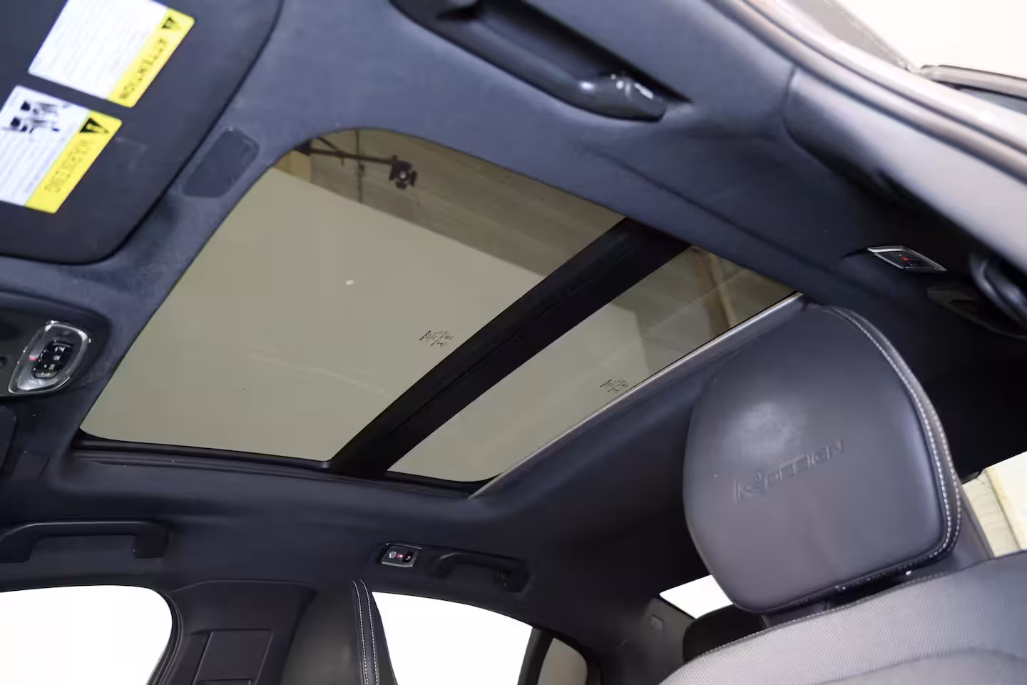 Volvo S60 T4 R-Design - Panorama/schuifdak - Parkeercamera achter - Verwarmde voorstoelen & achterba