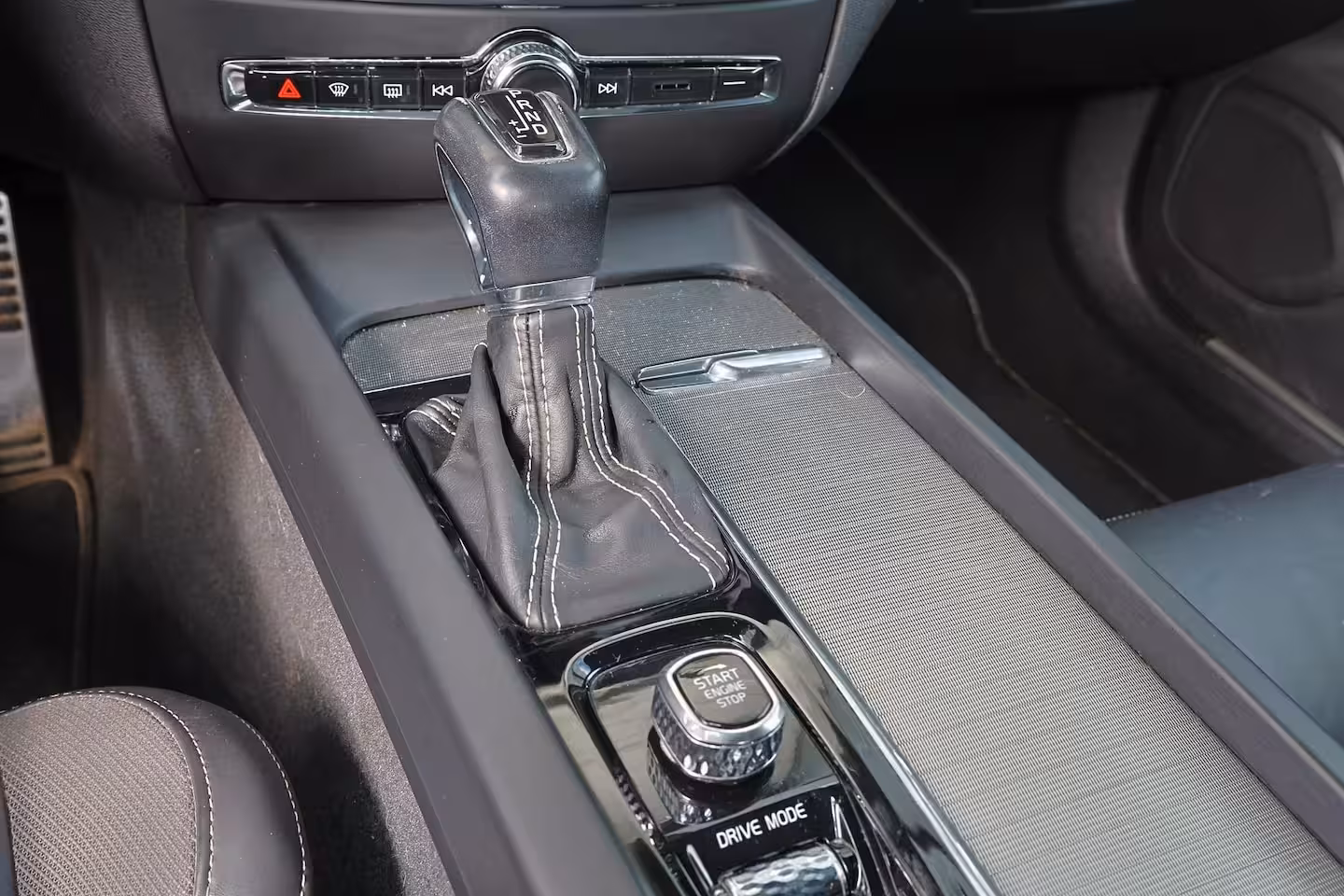 Volvo S60 T4 R-Design - Panorama/schuifdak - Parkeercamera achter - Verwarmde voorstoelen & achterba