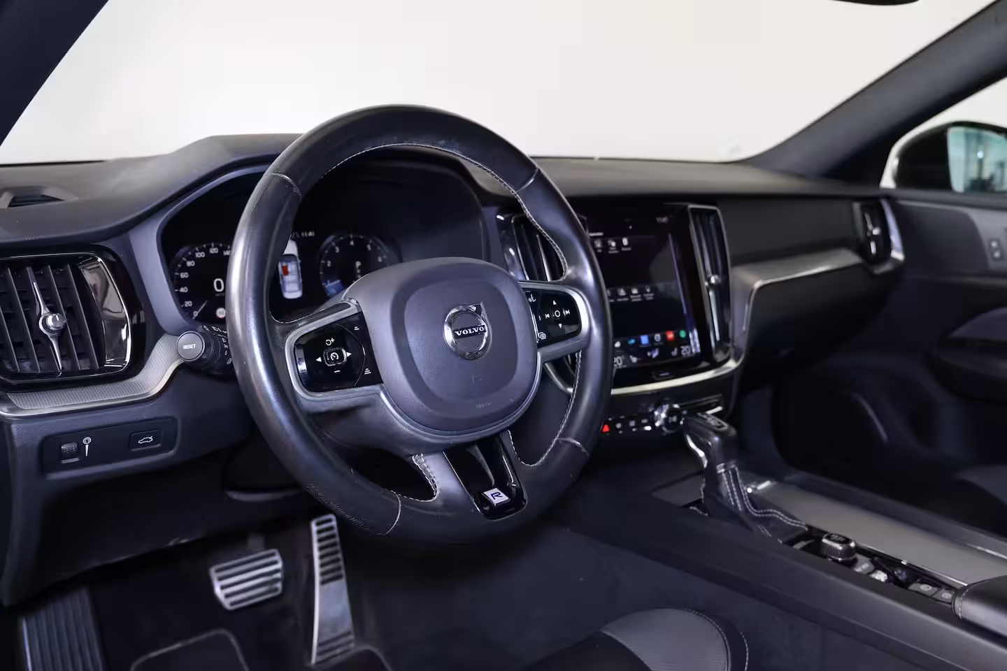 Volvo S60 T4 R-Design - Panorama/schuifdak - Parkeercamera achter - Verwarmde voorstoelen & achterba