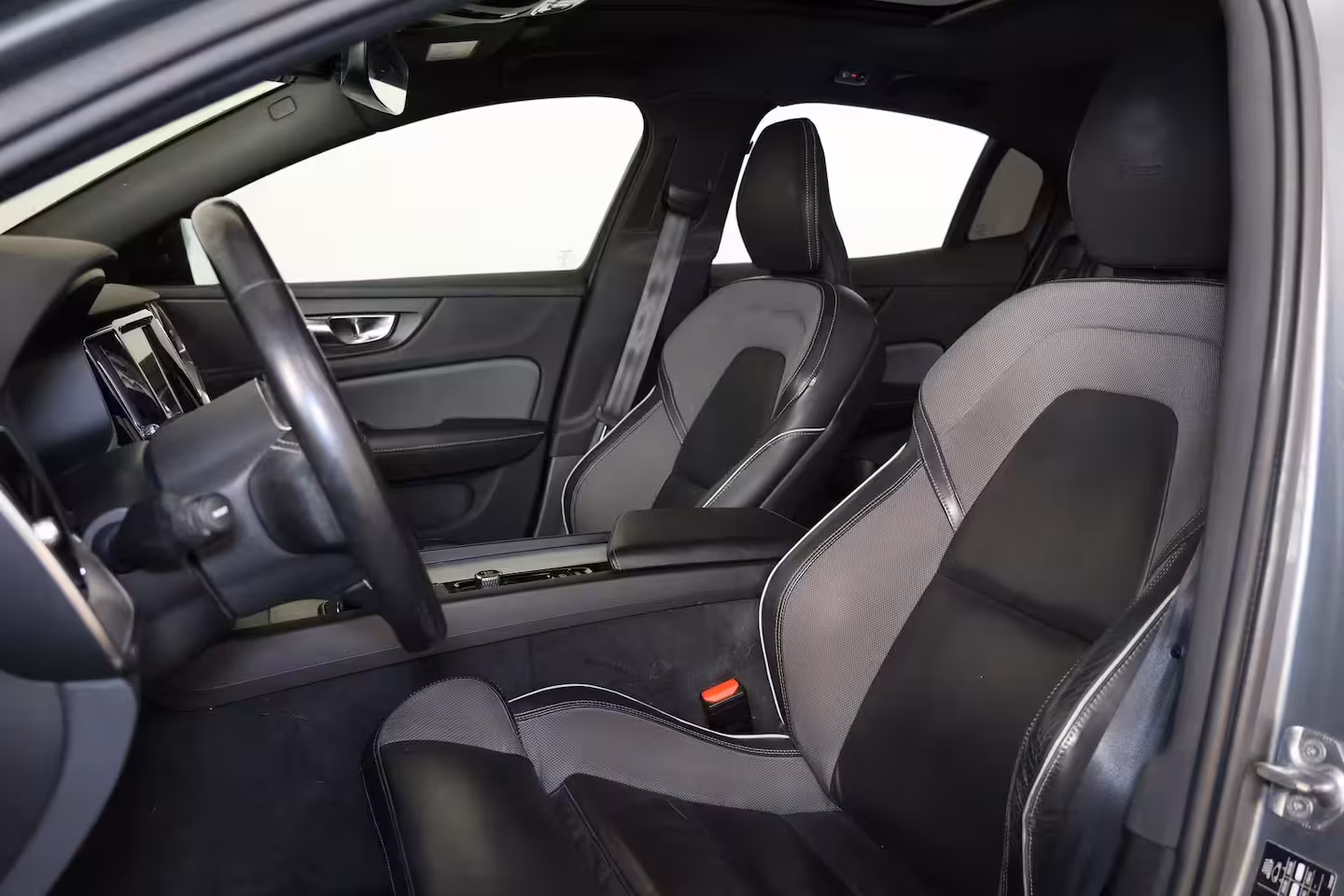 Volvo S60 T4 R-Design - Panorama/schuifdak - Parkeercamera achter - Verwarmde voorstoelen & achterba