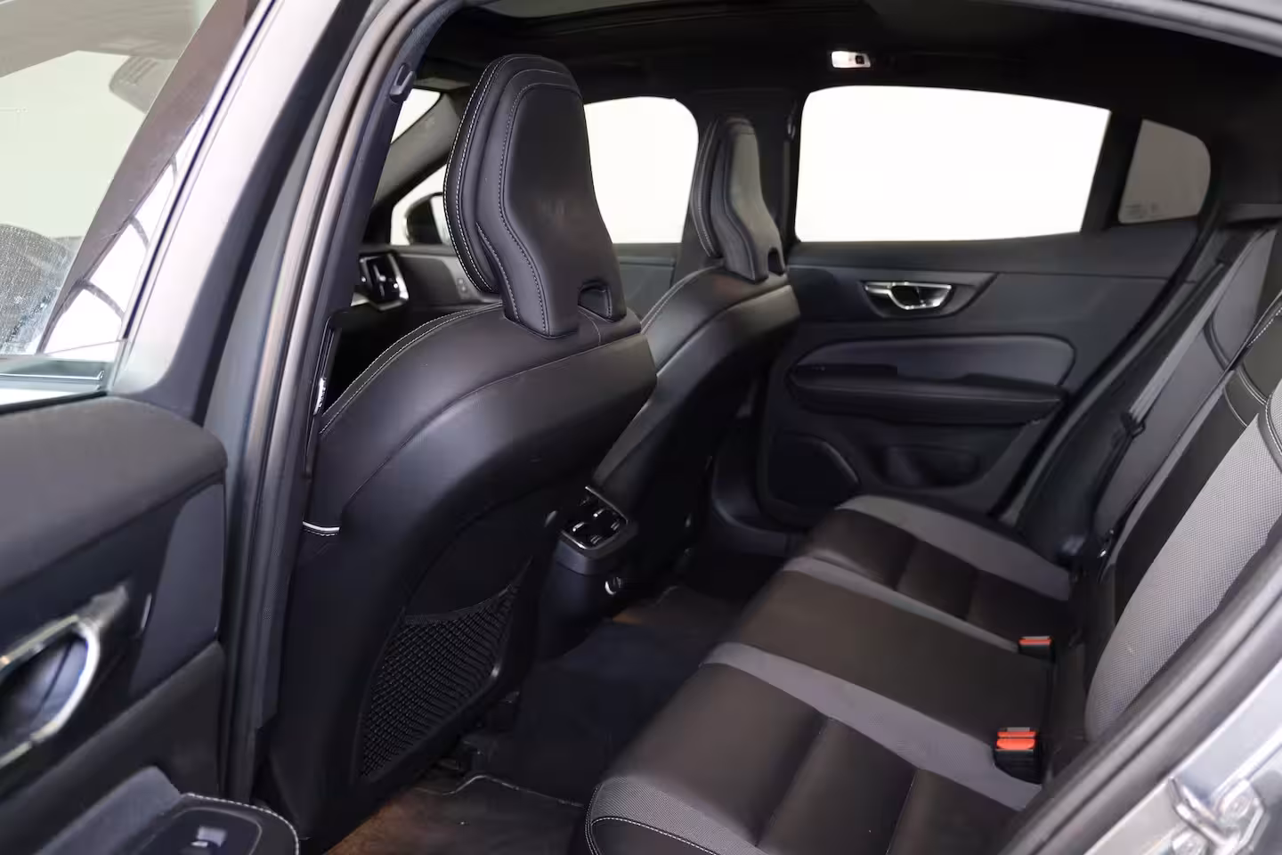 Volvo S60 T4 R-Design - Panorama/schuifdak - Parkeercamera achter - Verwarmde voorstoelen & achterba