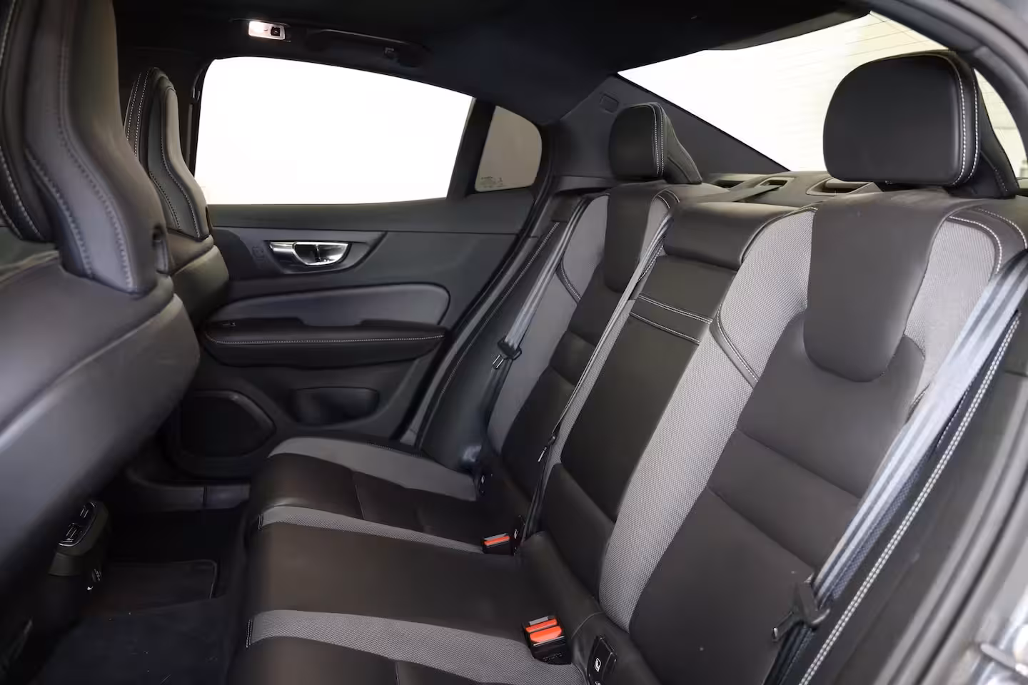 Volvo S60 T4 R-Design - Panorama/schuifdak - Parkeercamera achter - Verwarmde voorstoelen & achterba
