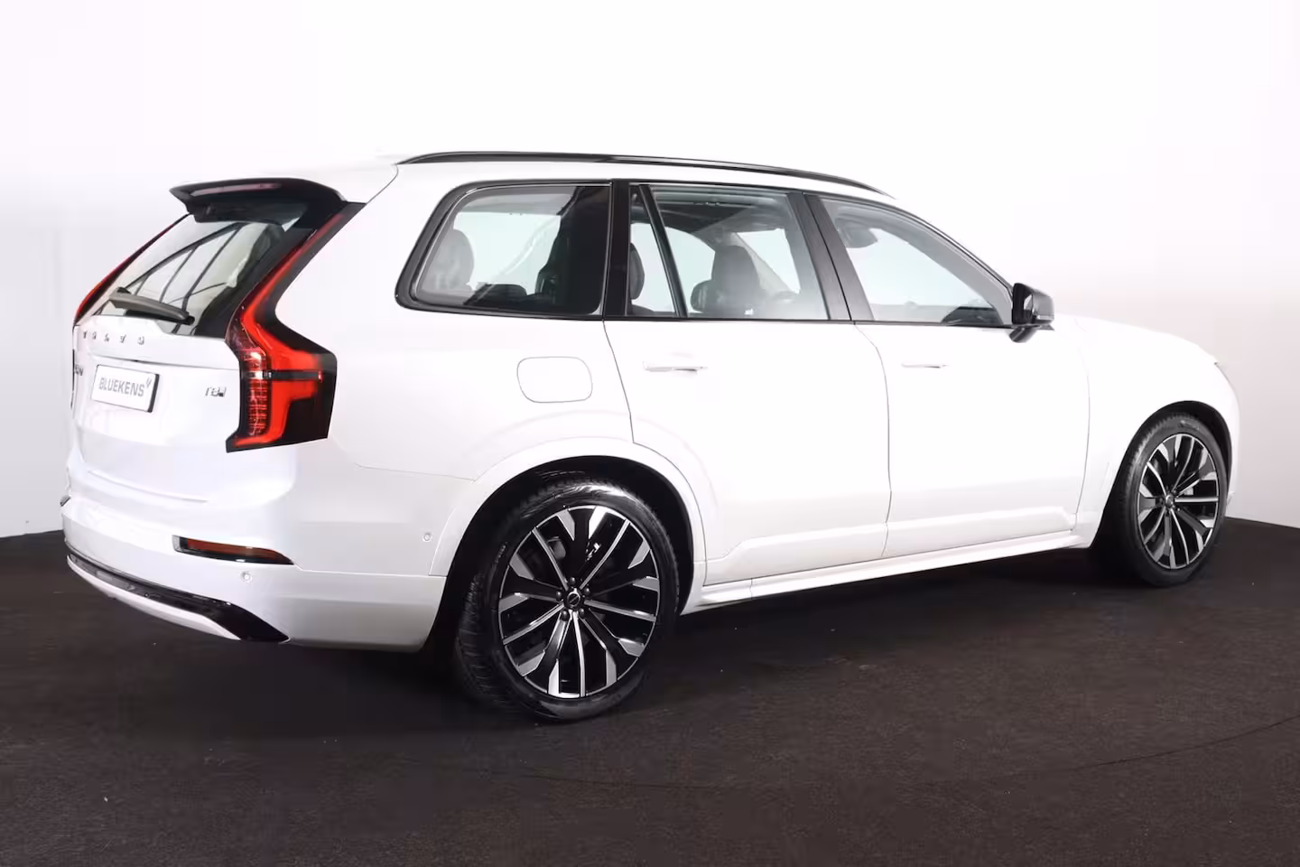 Volvo XC90 T8 Recharge AWD Ultra Dark - Luchtvering - Panorama/schuifdak - IntelliSafe Assist & Surro