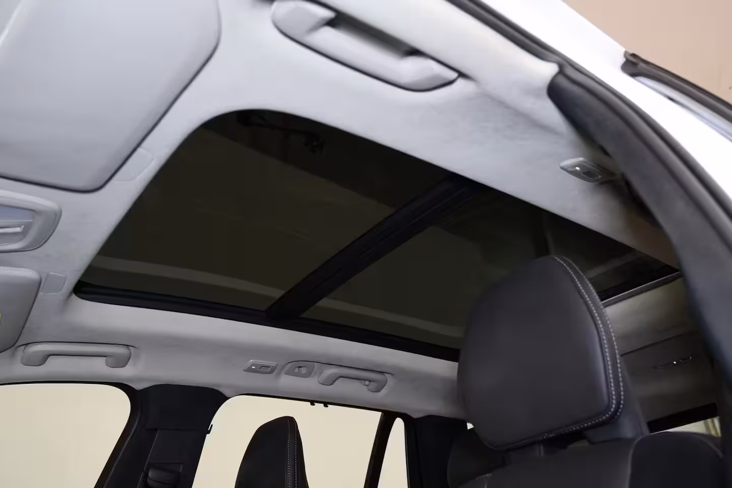 Volvo XC90 T8 Recharge AWD Ultra Dark - Luchtvering - Panorama/schuifdak - IntelliSafe Assist & Surro