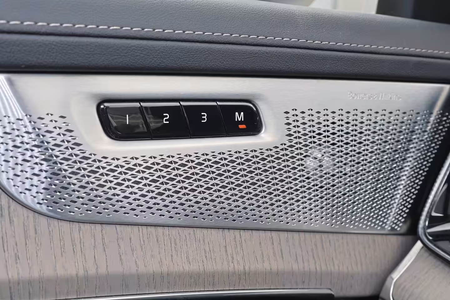Volvo XC90 T8 Recharge AWD Ultra Dark - Luchtvering - Panorama/schuifdak - IntelliSafe Assist & Surro