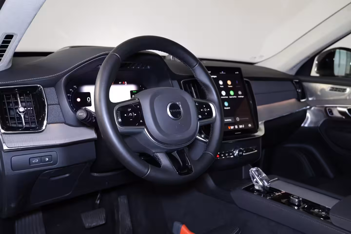 Volvo XC90 T8 Recharge AWD Ultra Dark - Luchtvering - Panorama/schuifdak - IntelliSafe Assist & Surro