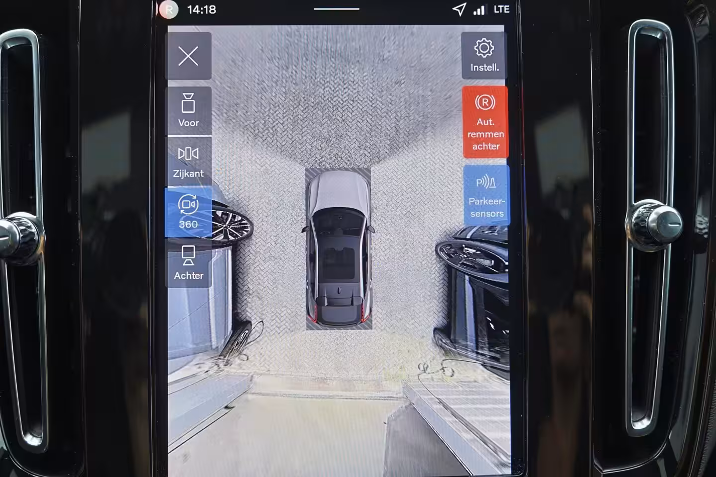 Volvo EC40 Performance Ultra Black Edition 82 kWh - Panoramadak - IntelliSafe Assist & Surround - 360