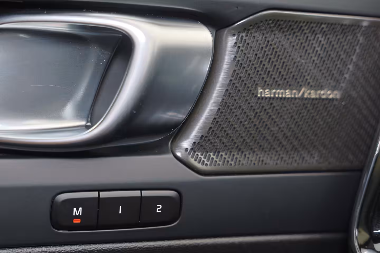 Volvo EC40 Performance Ultra Black Edition 82 kWh - Panoramadak - IntelliSafe Assist & Surround - 360