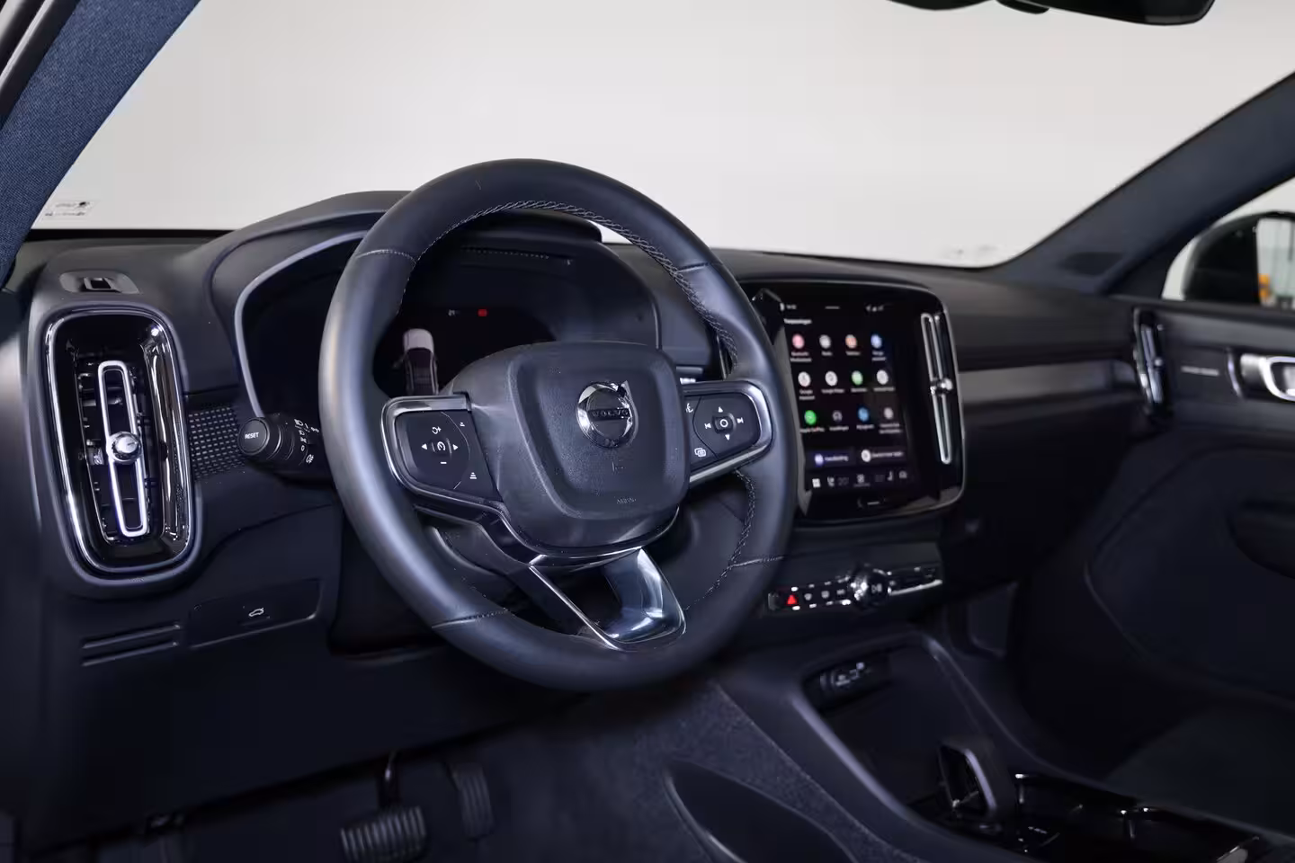 Volvo EC40 Performance Ultra Black Edition 82 kWh - Panoramadak - IntelliSafe Assist & Surround - 360