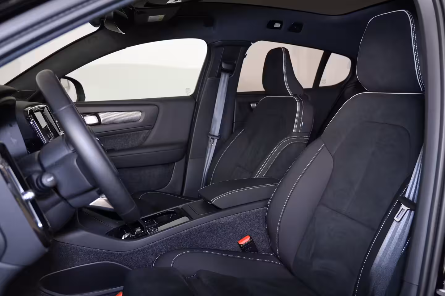 Volvo EC40 Performance Ultra Black Edition 82 kWh - Panoramadak - IntelliSafe Assist & Surround - 360