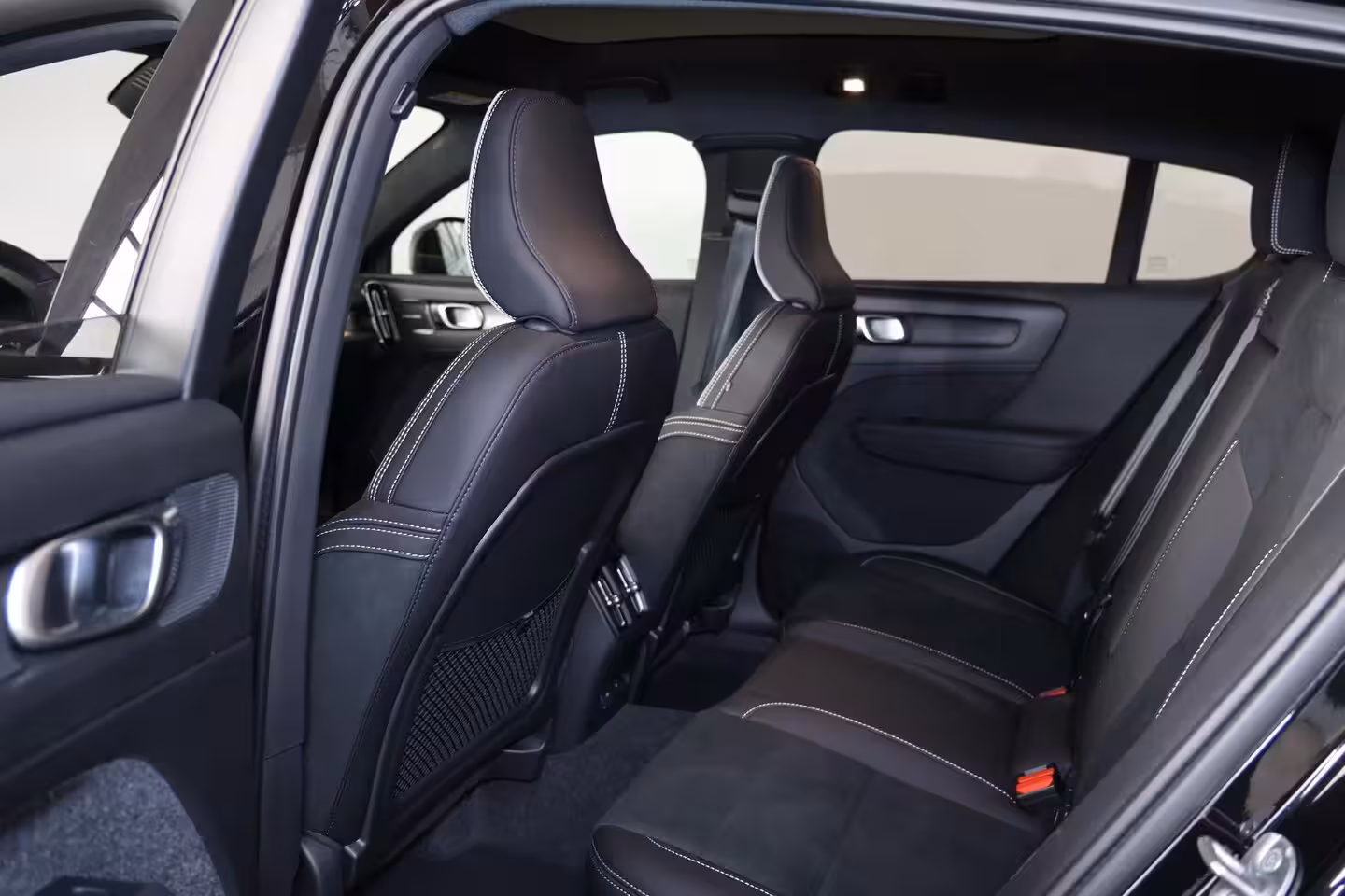 Volvo EC40 Performance Ultra Black Edition 82 kWh - Panoramadak - IntelliSafe Assist & Surround - 360