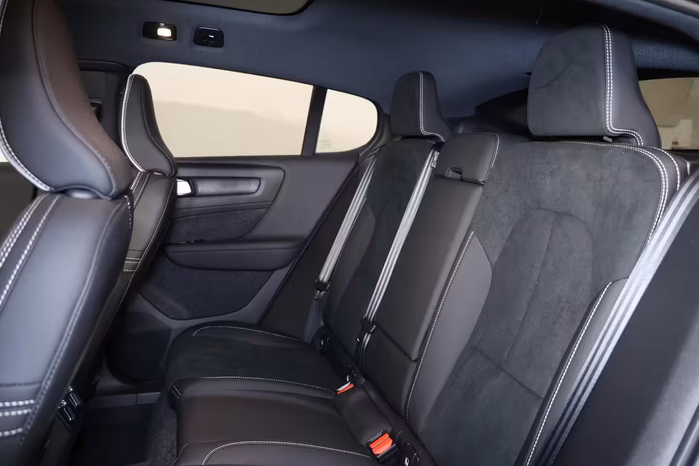 Volvo EC40 Performance Ultra Black Edition 82 kWh - Panoramadak - IntelliSafe Assist & Surround - 360