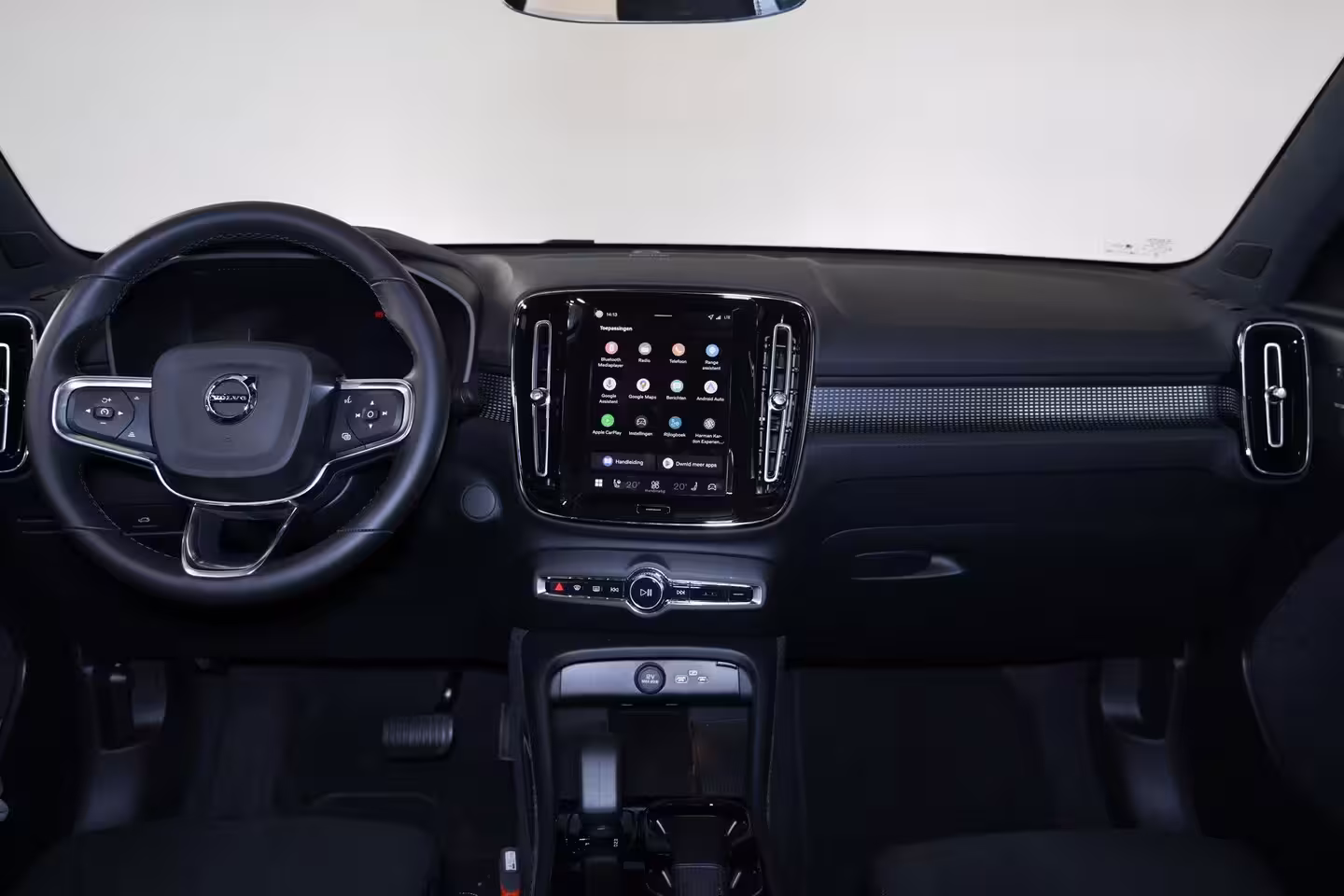Volvo EC40 Performance Ultra Black Edition 82 kWh - Panoramadak - IntelliSafe Assist & Surround - 360