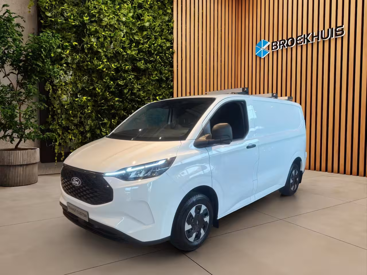 Ford Transit Custom E-Transit 320 L1H1 Trend 71 kWh DIRECT LEVERBAAR | 360 cam. | Imperiaal | Trekhaak | Stoel