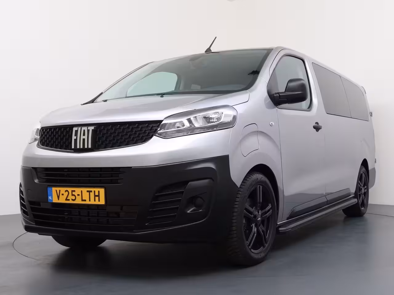 Fiat E-Scudo L3H1 50kWh DUBBELE CABINE BLACK EDITION | Achterdeuren met ruiten | Airco | Metaalkleur