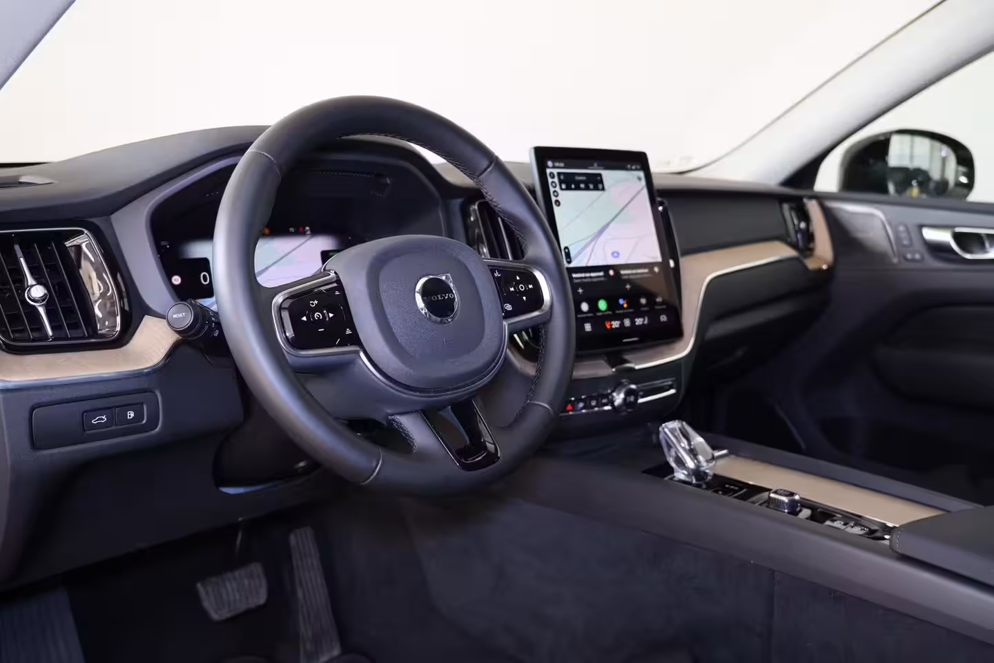 Volvo XC60 T6 Recharge AWD Plus Dark - Panorama/schuifdak - IntelliSafe Assist & Surround - 360º Came