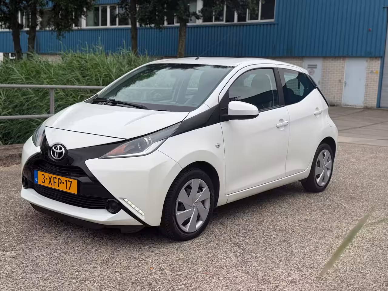 Toyota Aygo 1.0 VVT-i x-play Grootscherm Airco Camera NAP 1 jaar APK