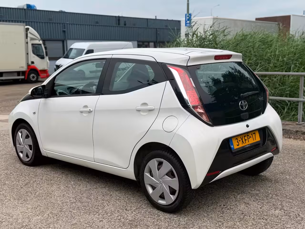 Toyota Aygo 1.0 VVT-i x-play Grootscherm Airco Camera NAP 1 jaar APK