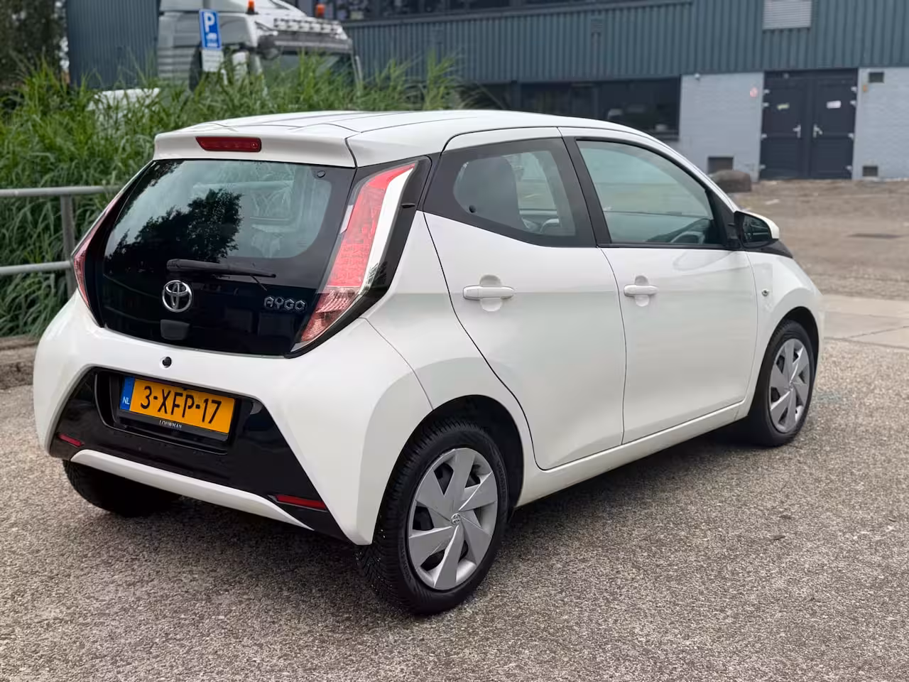 Toyota Aygo 1.0 VVT-i x-play Grootscherm Airco Camera NAP 1 jaar APK