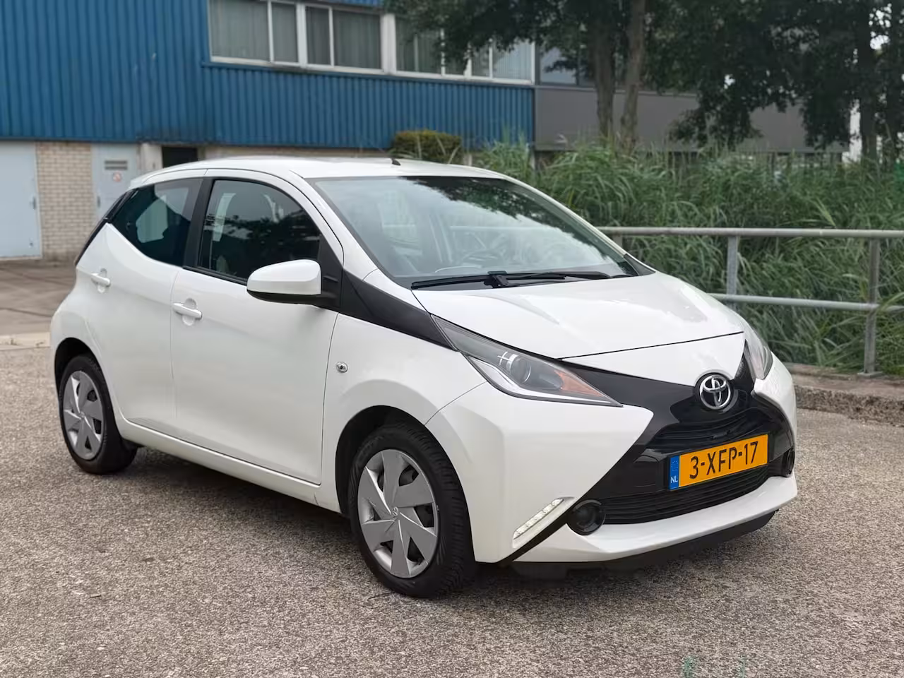 Toyota Aygo 1.0 VVT-i x-play Grootscherm Airco Camera NAP 1 jaar APK