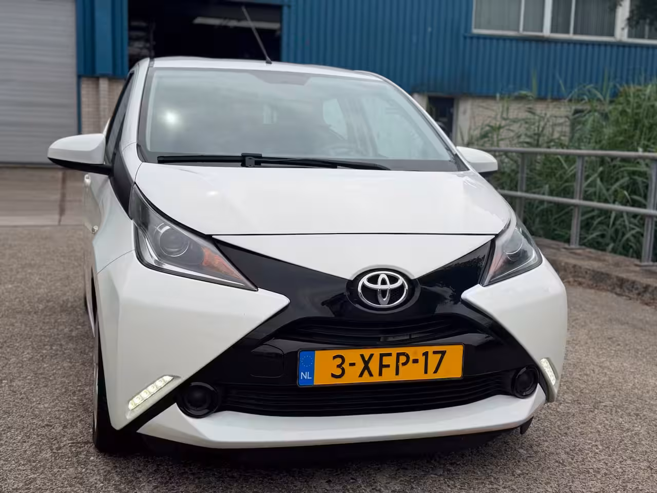 Toyota Aygo 1.0 VVT-i x-play Grootscherm Airco Camera NAP 1 jaar APK