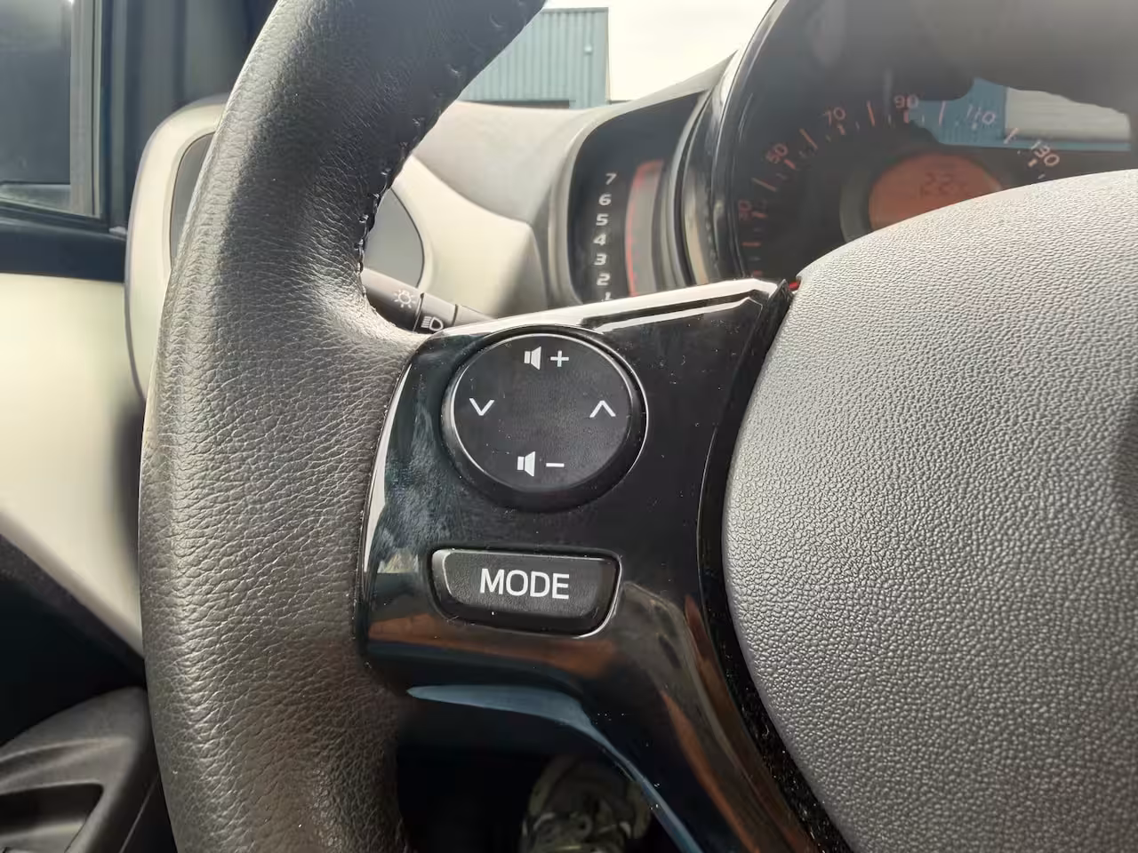 Toyota Aygo 1.0 VVT-i x-play Grootscherm Airco Camera NAP 1 jaar APK