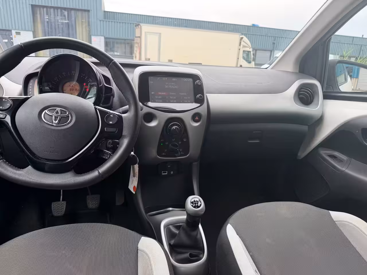 Toyota Aygo 1.0 VVT-i x-play Grootscherm Airco Camera NAP 1 jaar APK