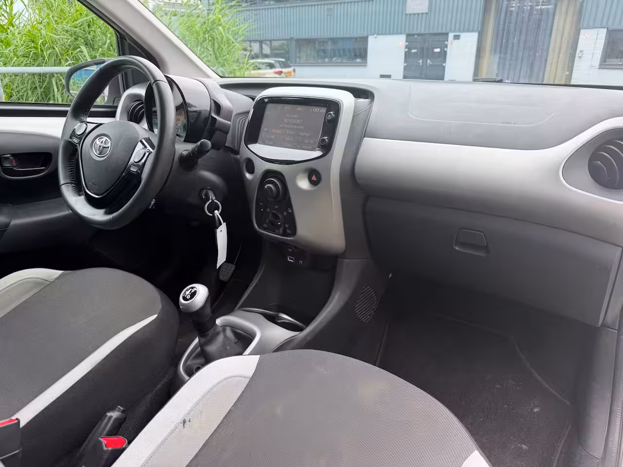 Toyota Aygo 1.0 VVT-i x-play Grootscherm Airco Camera NAP 1 jaar APK