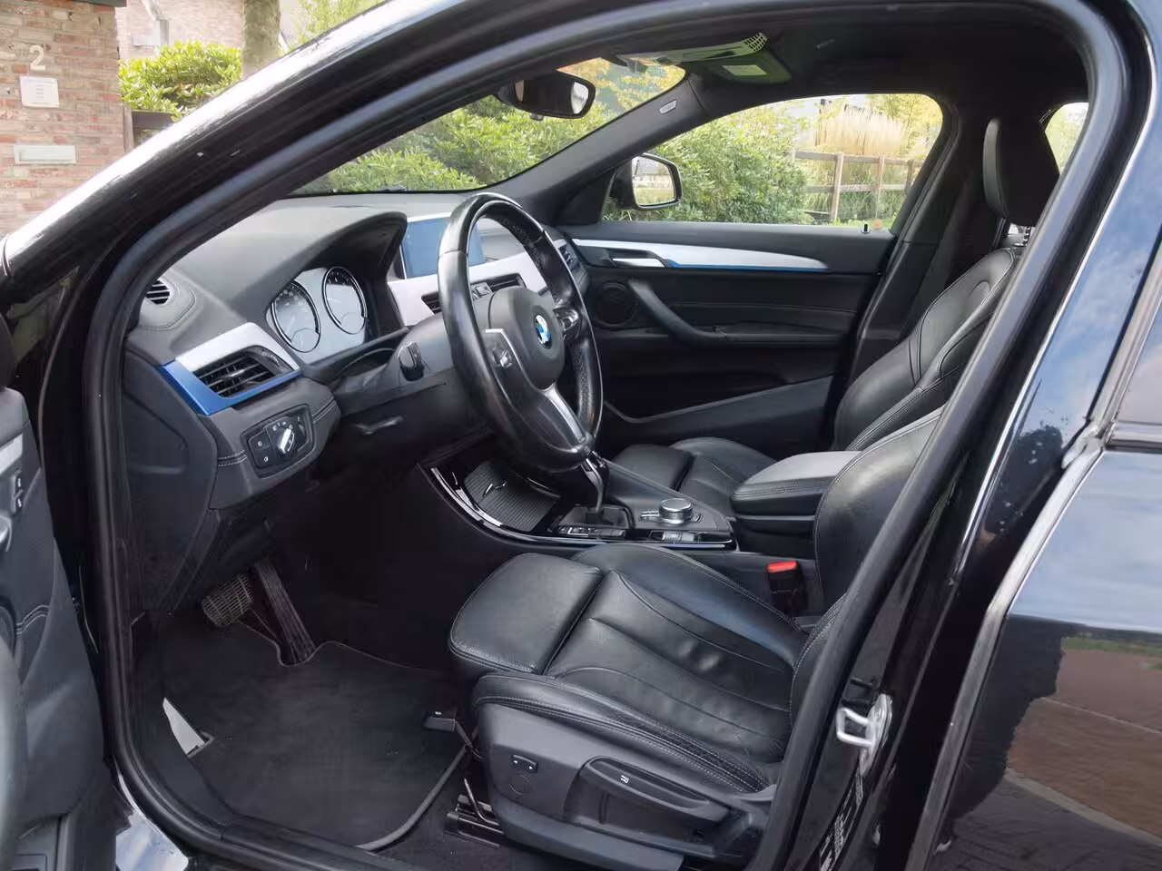 BMW X2 sDrive18i High Executive | M-pakket | Camera | Head-Up Display | Navi | Afneembare Trekhaa