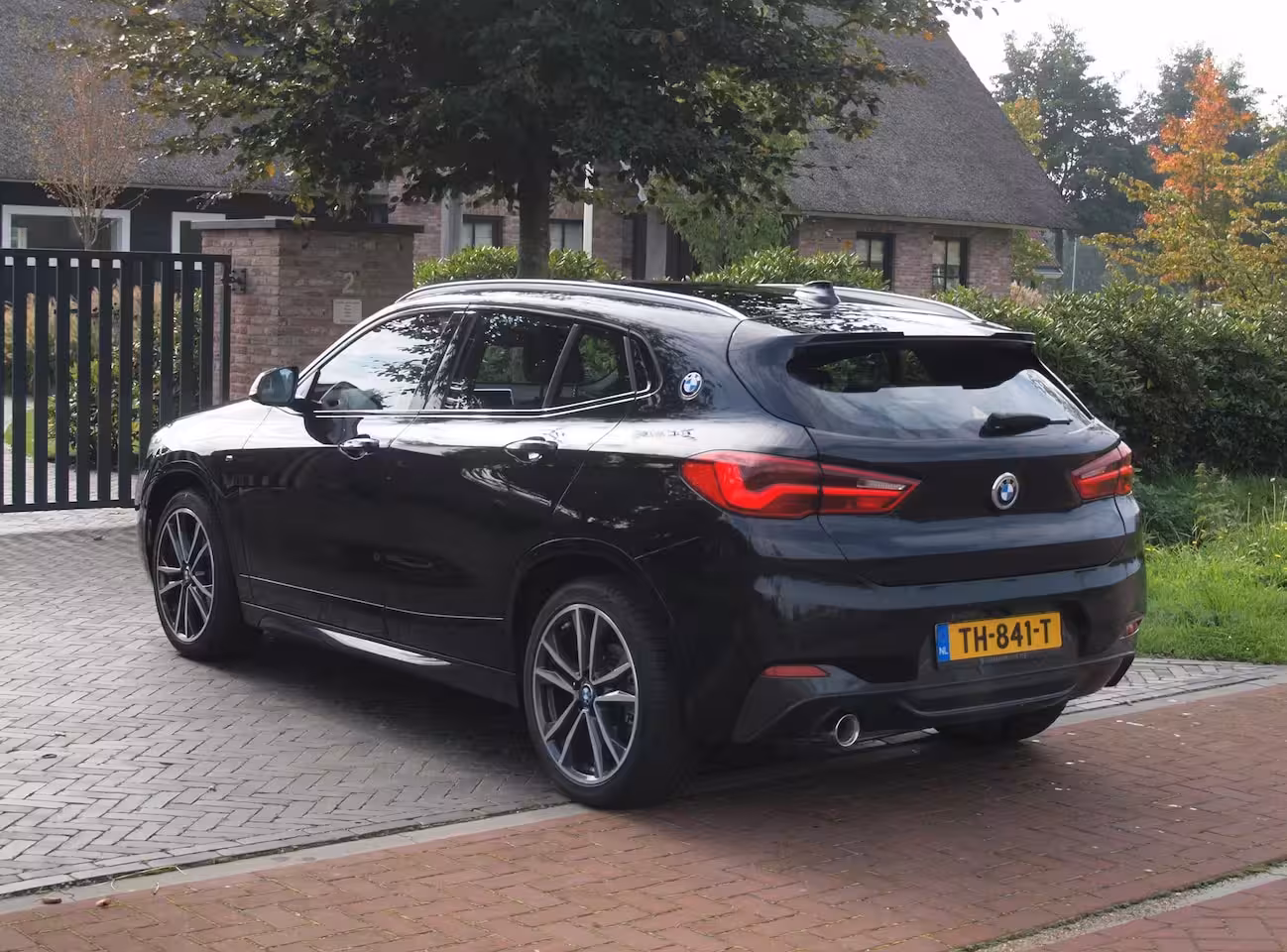 BMW X2 sDrive18i High Executive | M-pakket | Camera | Head-Up Display | Navi | Afneembare Trekhaa