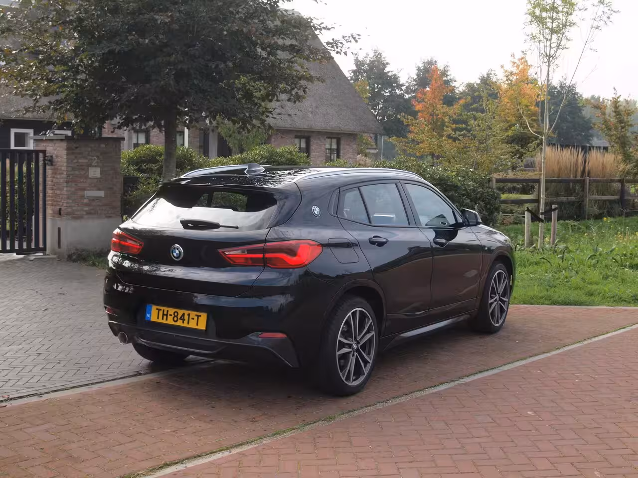 BMW X2 sDrive18i High Executive | M-pakket | Camera | Head-Up Display | Navi | Afneembare Trekhaa