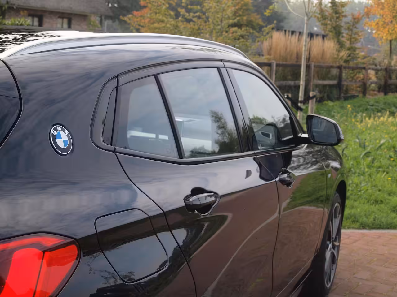 BMW X2 sDrive18i High Executive | M-pakket | Camera | Head-Up Display | Navi | Afneembare Trekhaa